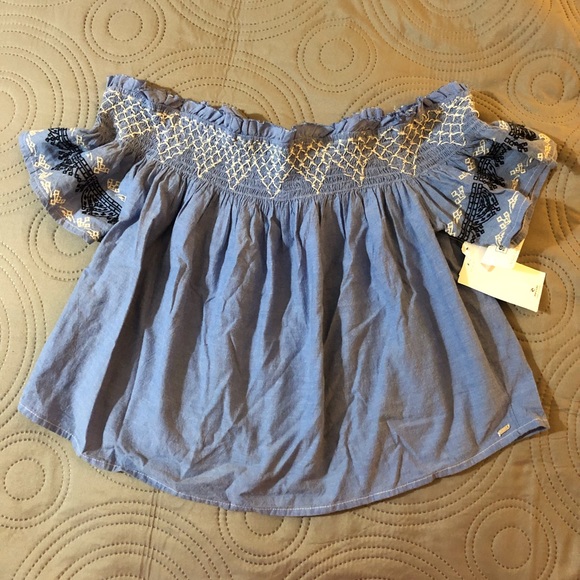 Off the shoulder shirt! - Picture 2 of 3